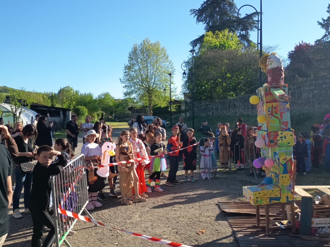 On brule Mr Carnaval en public.