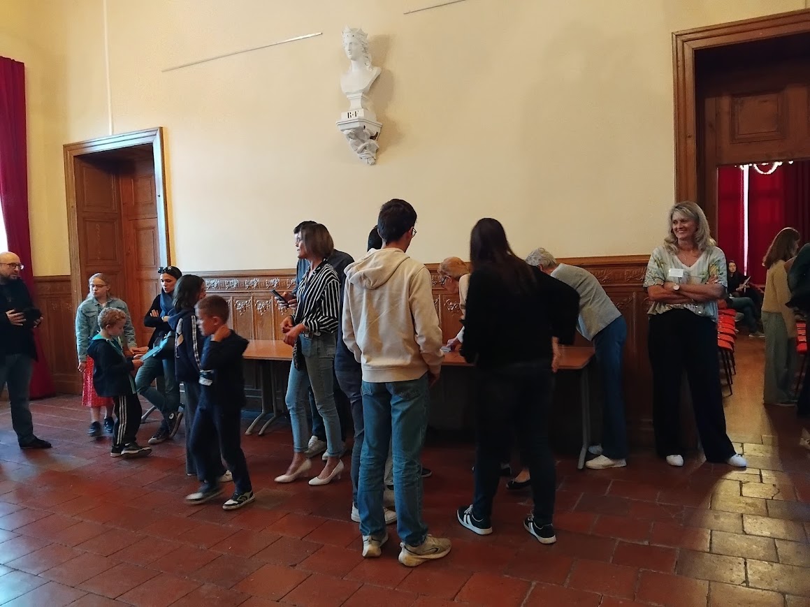 Elèves et parents lors de leur arrivée