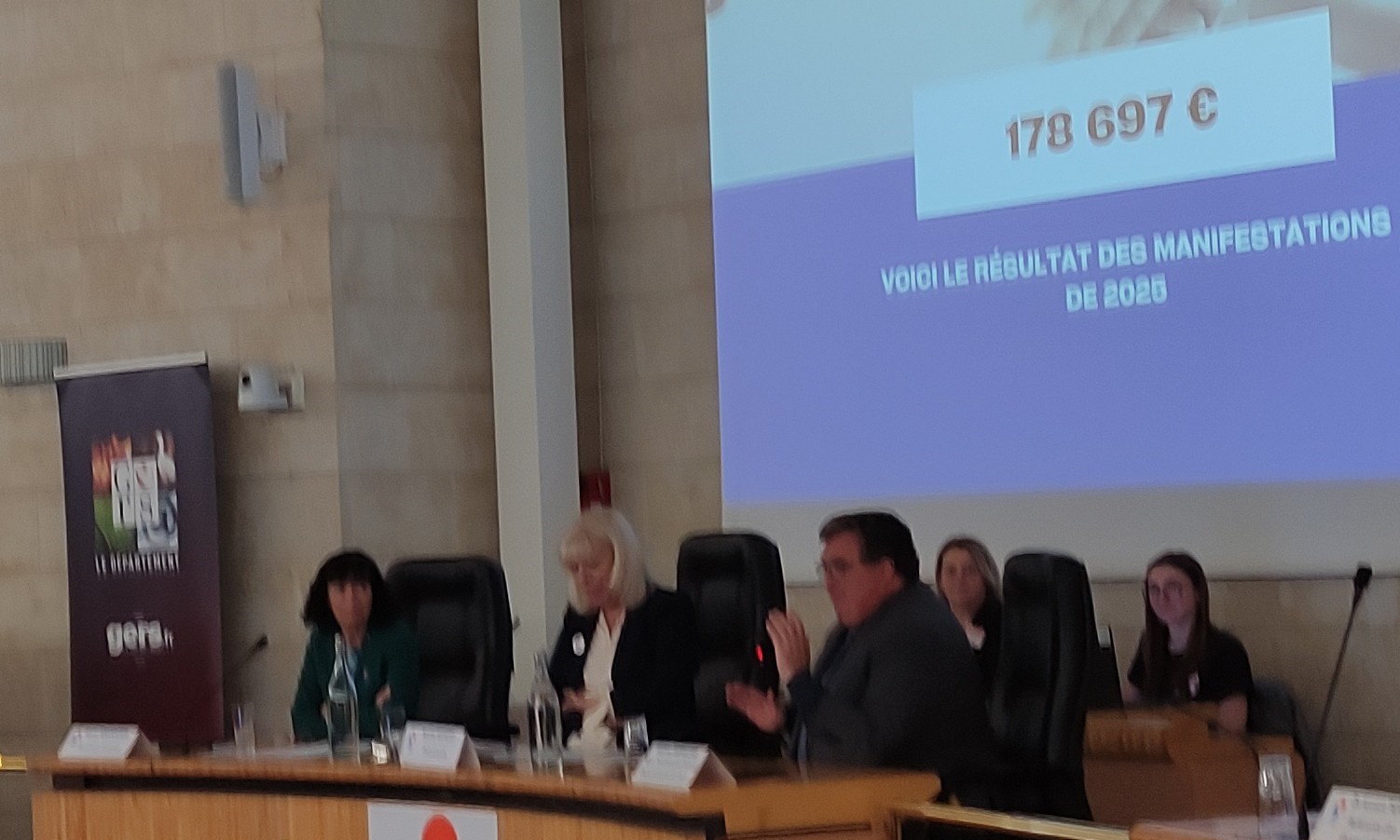 David Taupiac applaudissant les remarquables résultats
