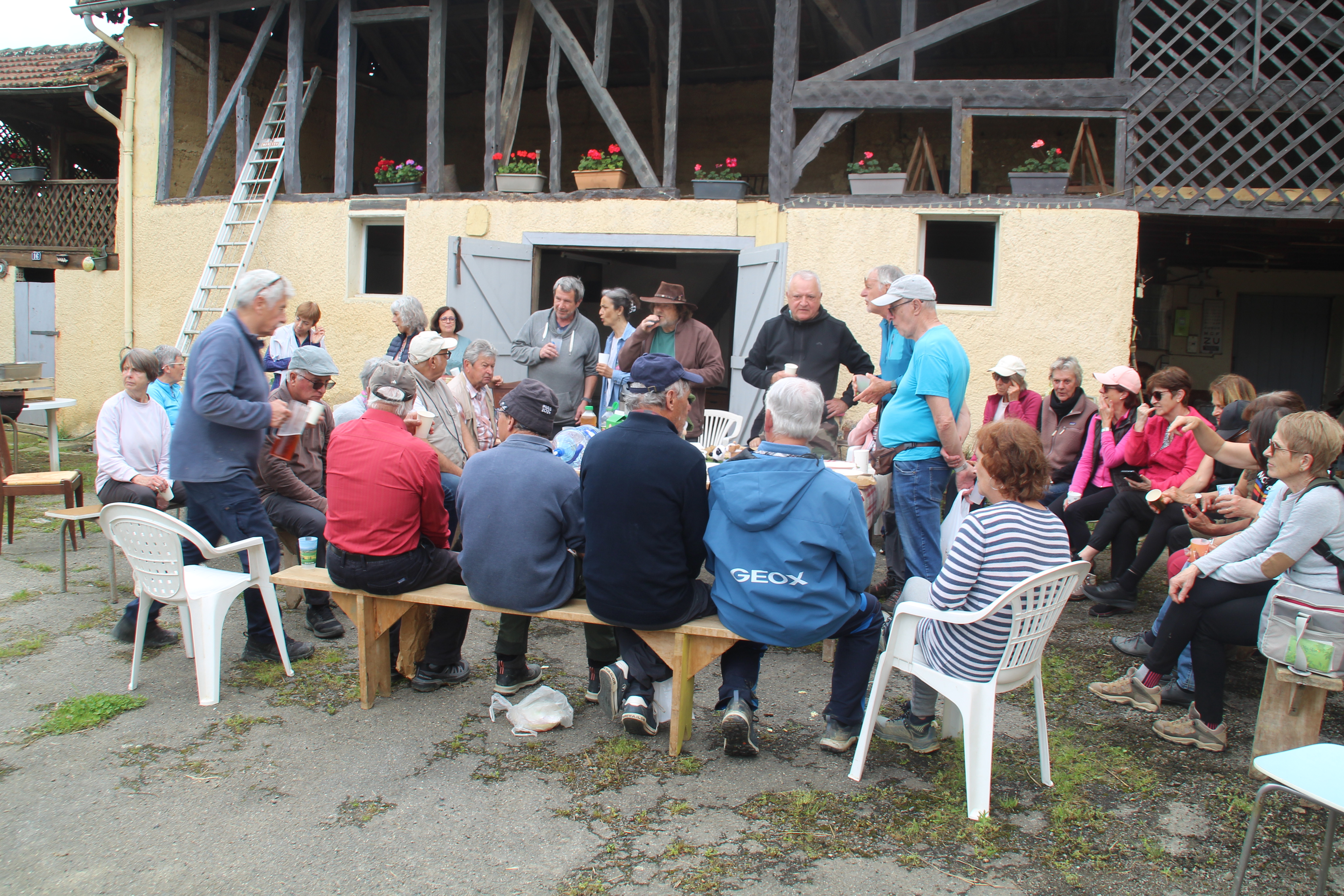 Tous en place.