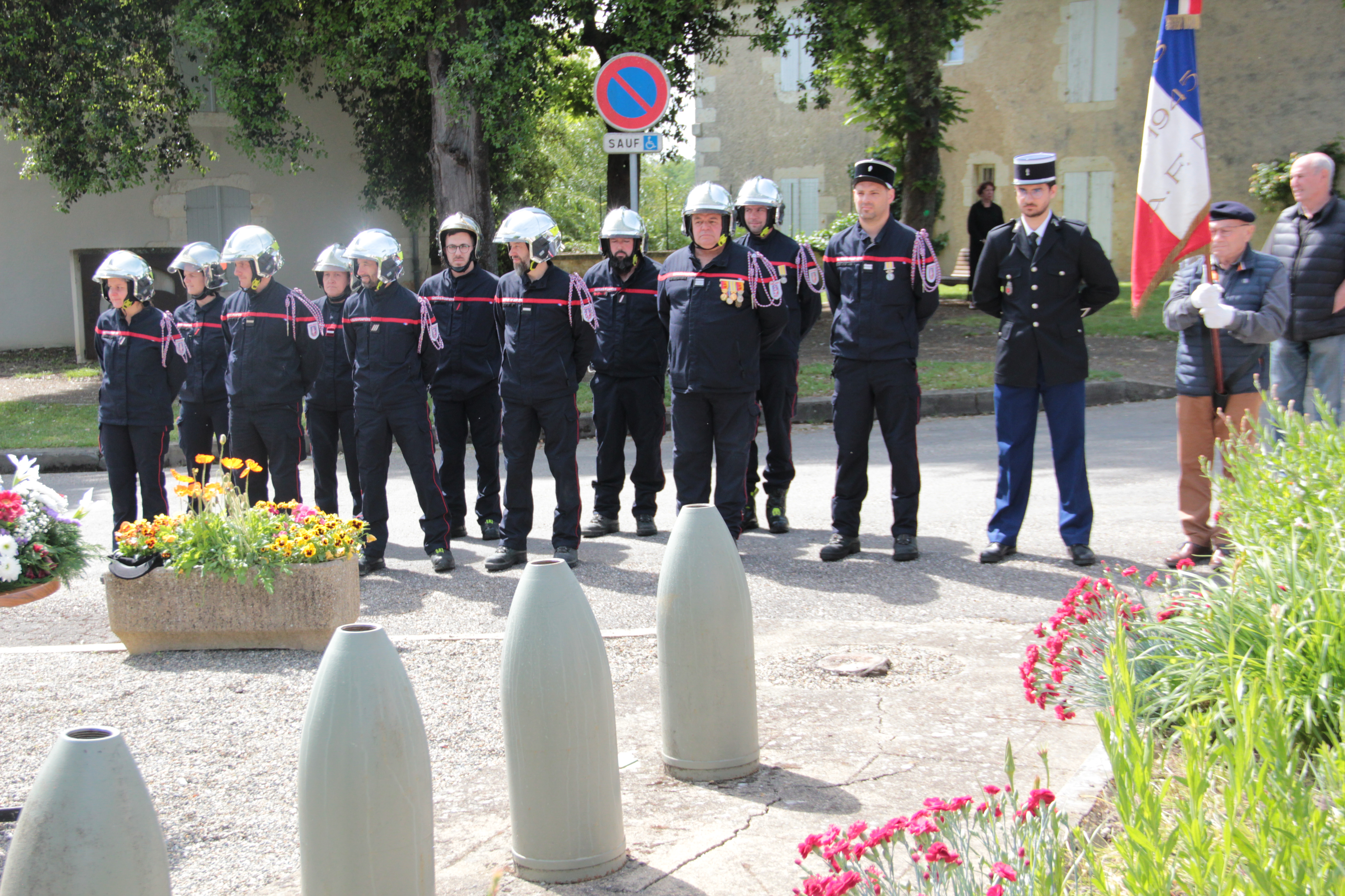 Les pompiers et la gendarmerie.