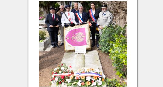 Devant le drapeau des Anciens combattants polonais.JPG