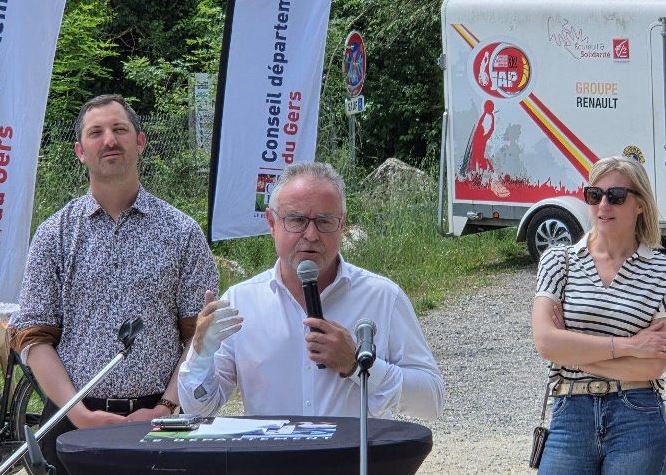 Philippe Dupouy entouré de Jean-François Sabathier, maire de Condom, et d'Elodie Lanave, présidente du CDT 32.