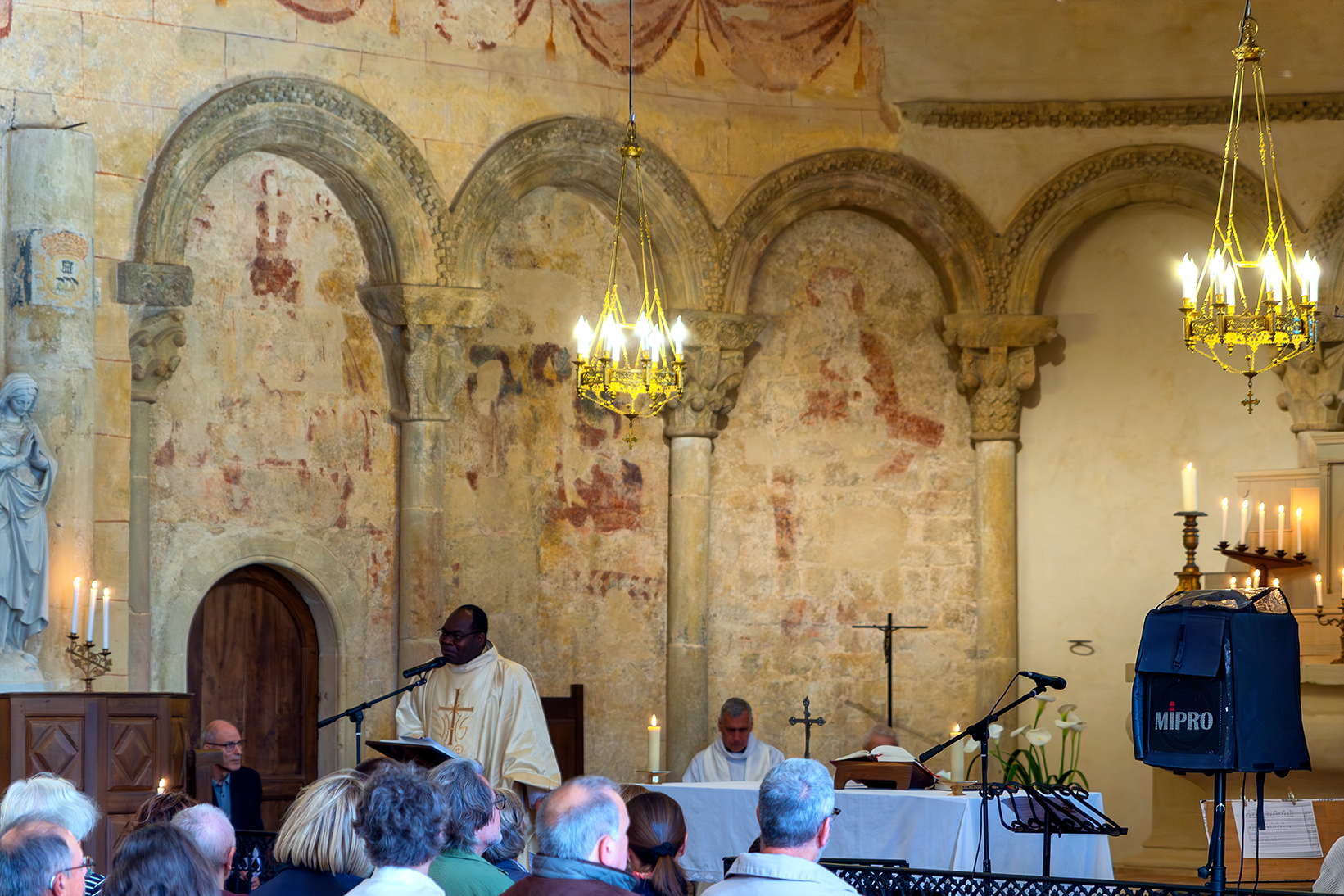 le Père Marius célèbre la messe