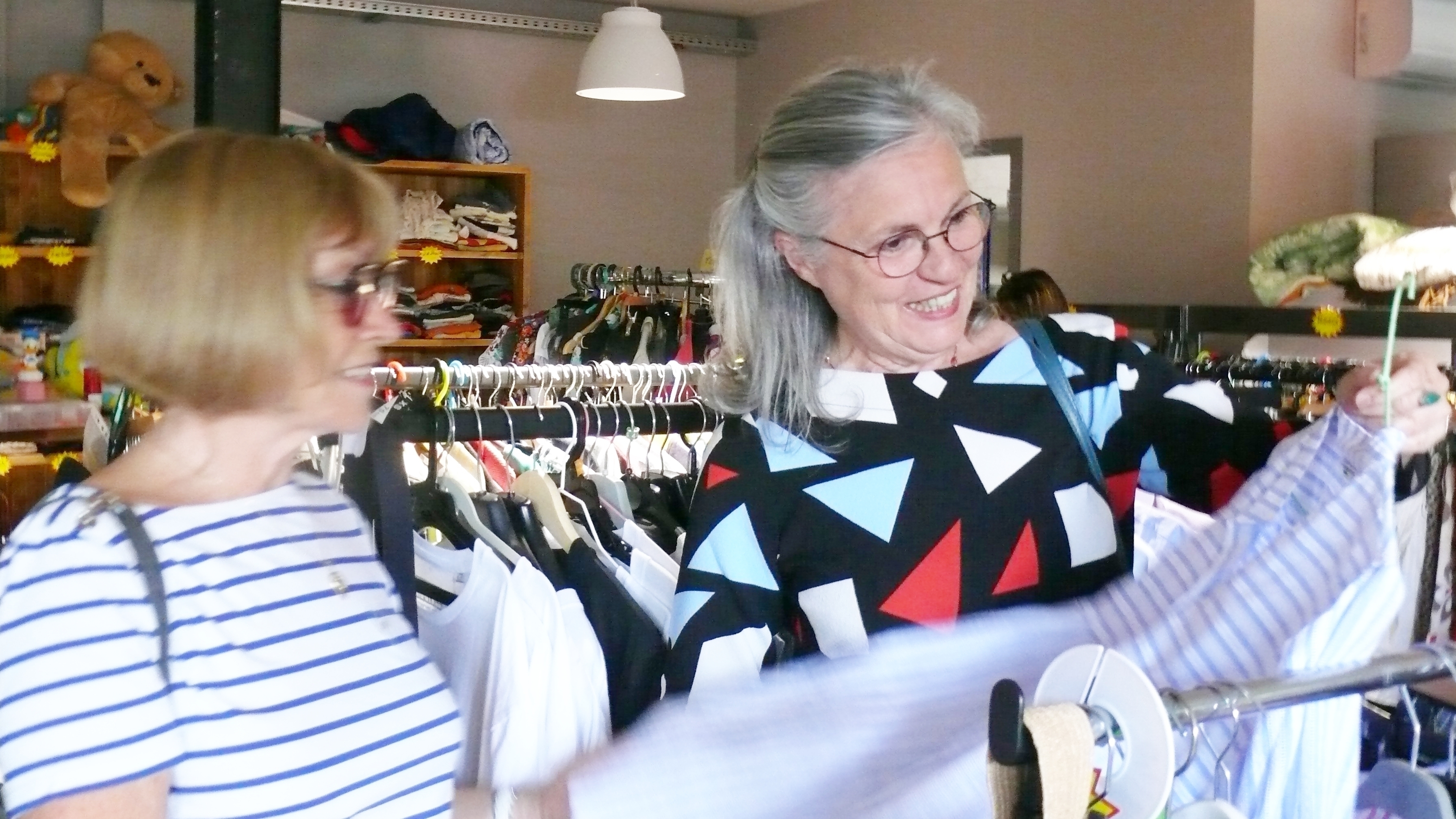 Hélène Rozis Le Breton visite la boutique Croix-Rouge.
