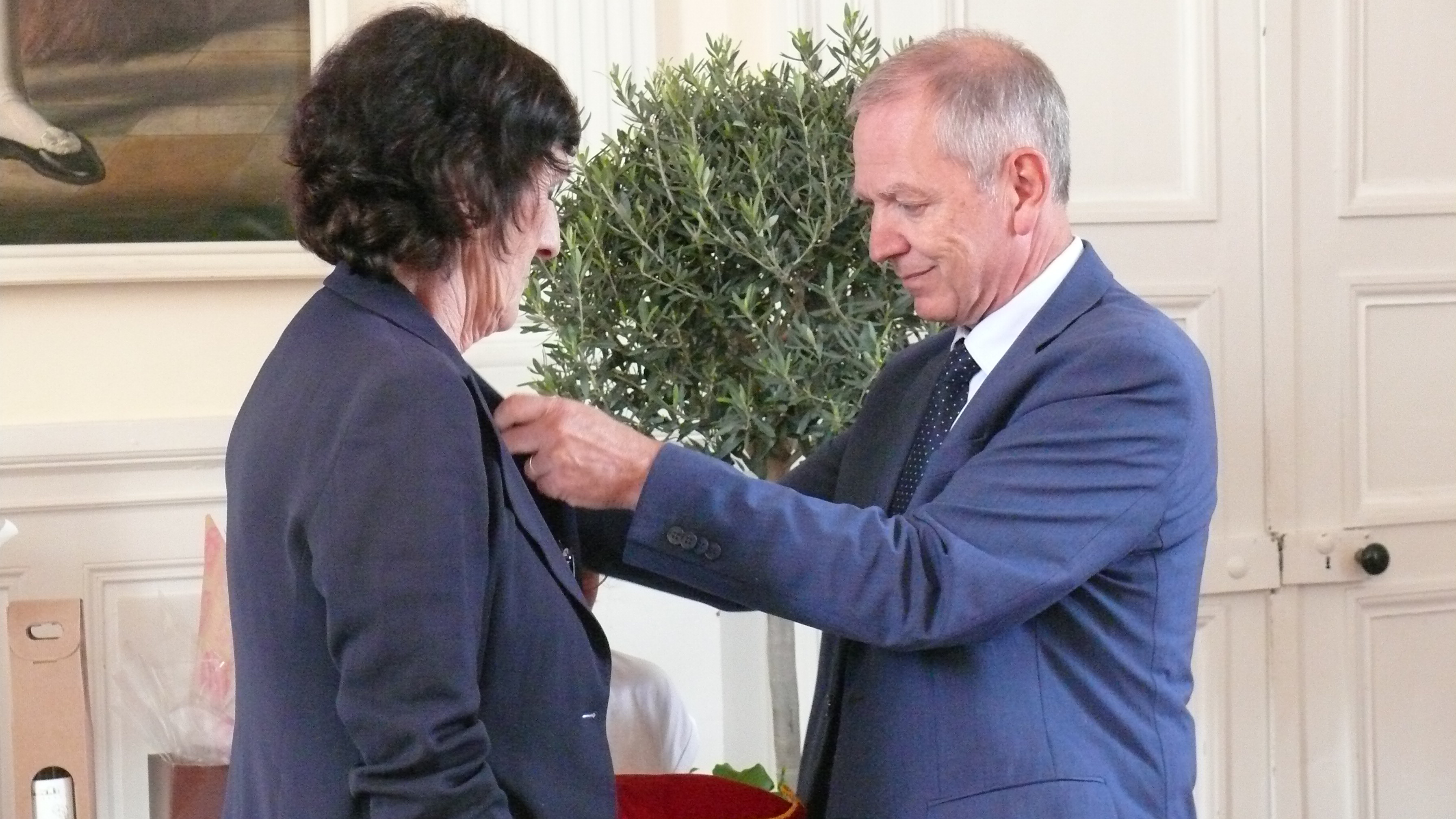 Alain Castanier épingle la Légion d'honneur.