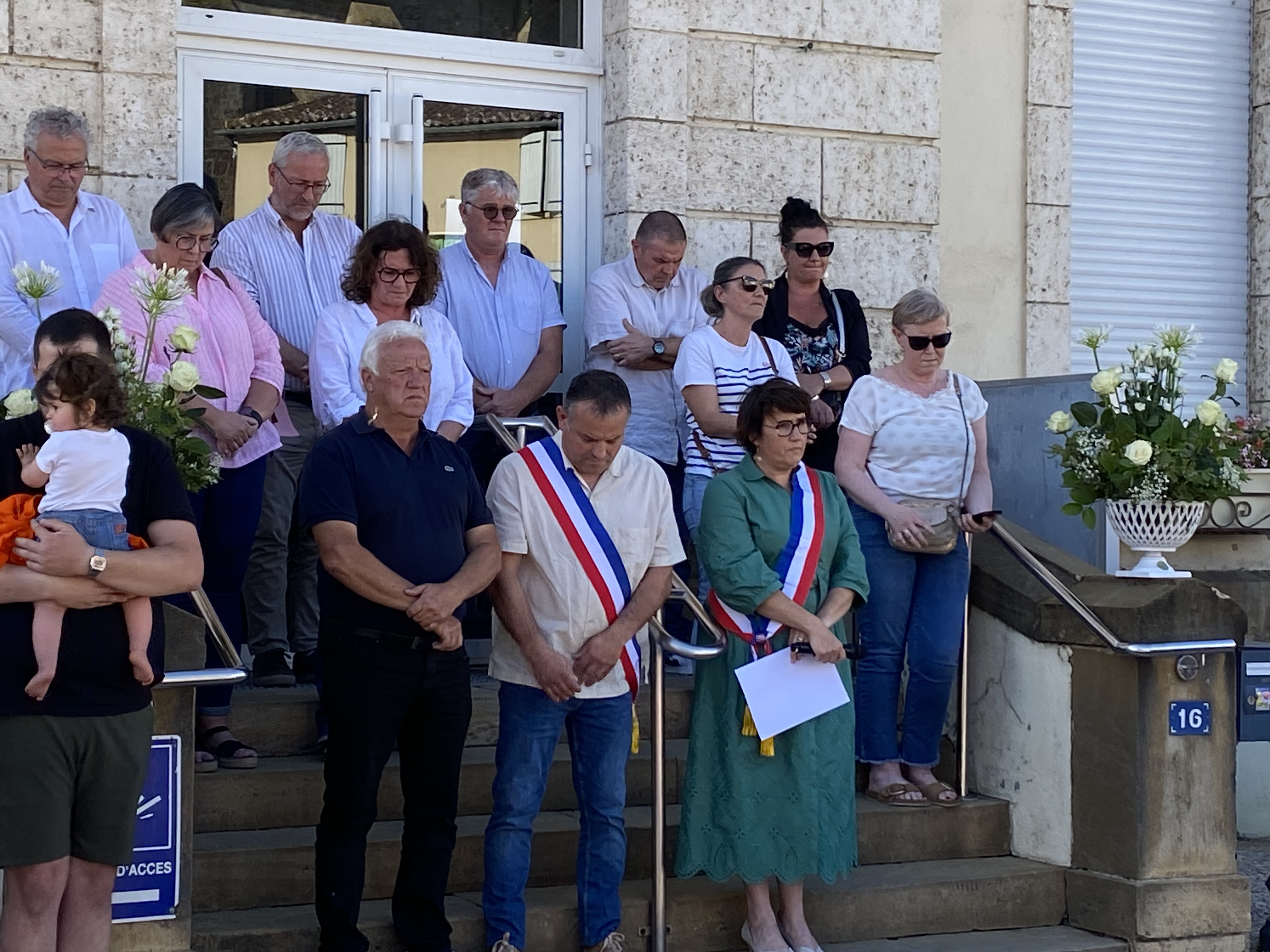 A l'invitation de Valérie Dufau, Instant de recueillement pour les  élus et les habitants du trerritoire