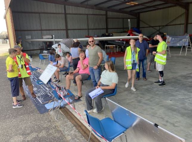 Animations sous le hangar.