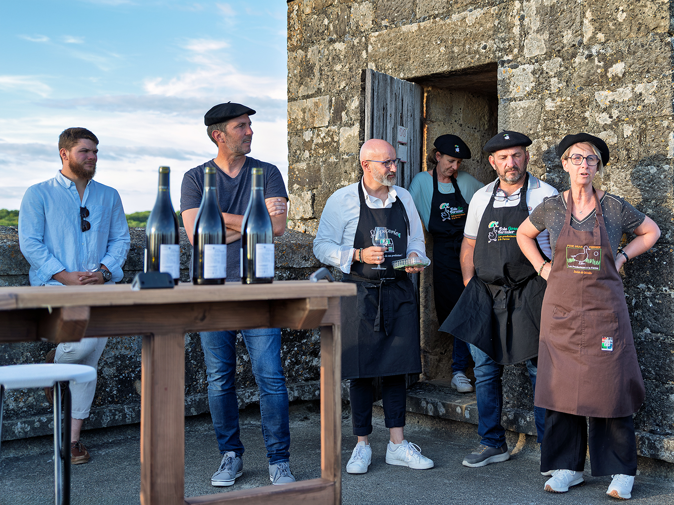 de gauche à droite: Eli Moro (président de l'Academie médiévale et populaire de Termes), Olivier Dabadie (président de Plaimont Saint-Mont), Thibault Renaudin (maire de Termes) et les producteurs des produits autour des  canards