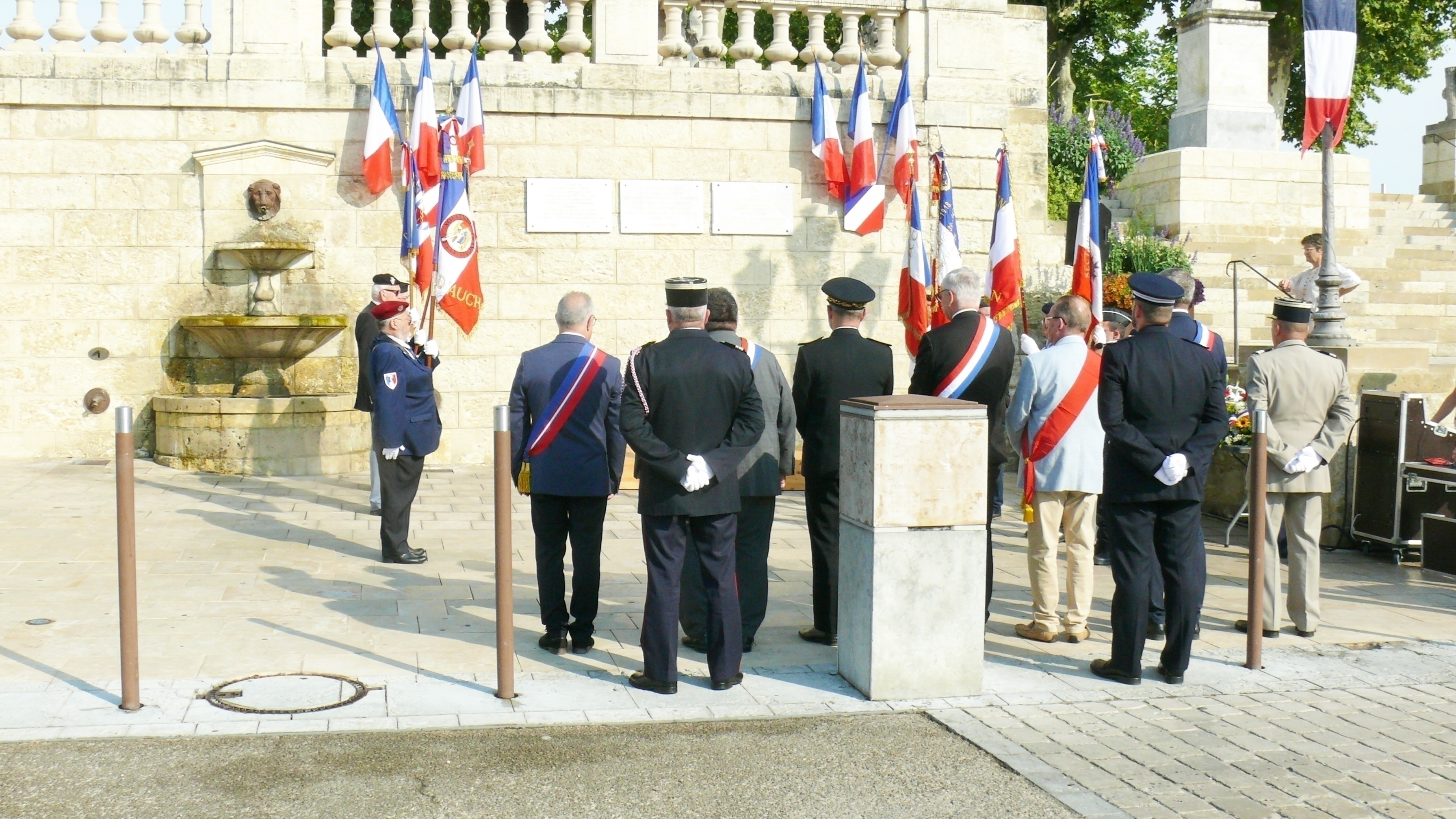 Les autorités face aux stèles.