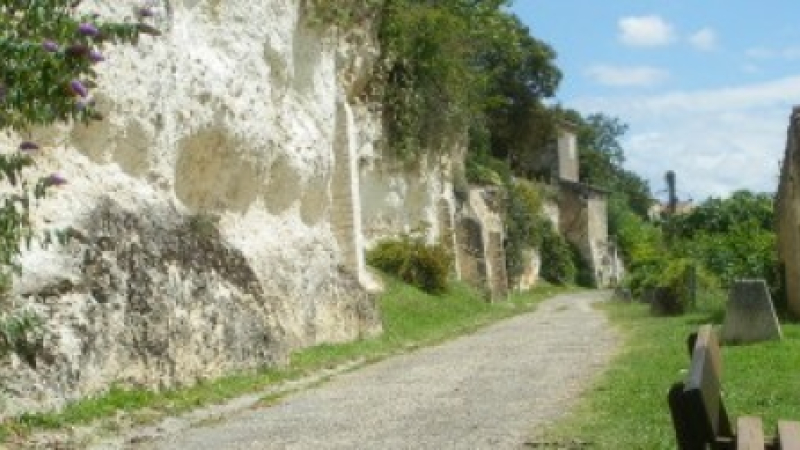 VALENCE SUR BAÏSE Les remparts aux bons soins de la Sauvegarde des remparts
