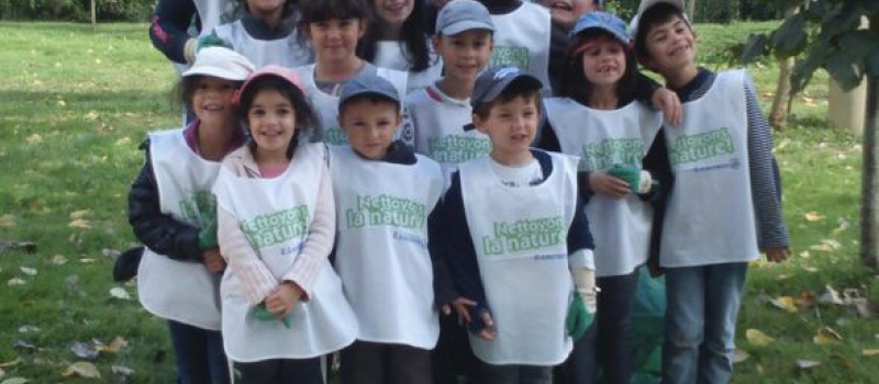 Les enfants du Centre de Loisirs ont nettoyé leur environnement proche  