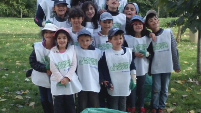 Les enfants du Centre de Loisirs ont nettoyé leur environnement proche  