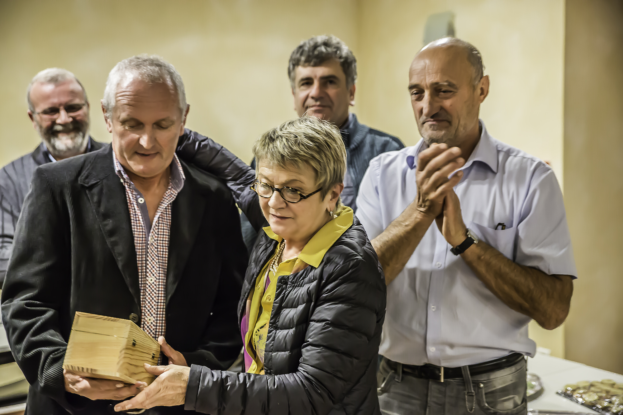 Fernand Lefaix reçoit un cadeau de E D-M 1bis 071015.jpg