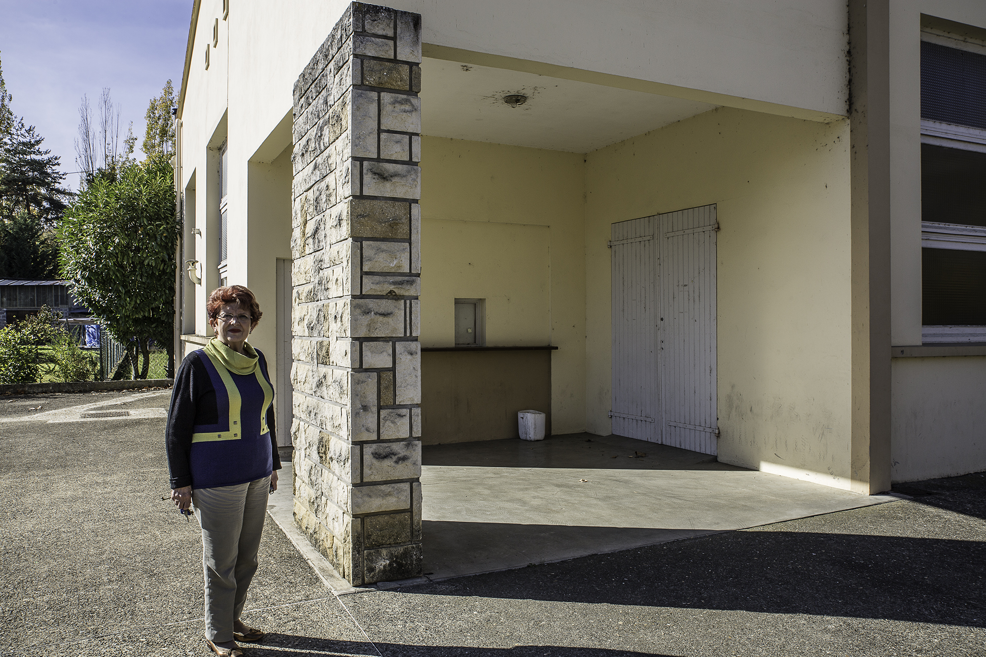 Roselyne Bocq montre la salle des fêtes de Tarsac 1bis 221015.jpg