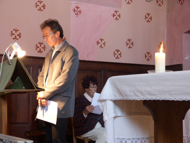 019.JPG pendant les lectures à l'église