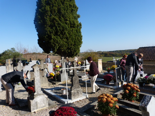 028.JPG les tombes fleuries
