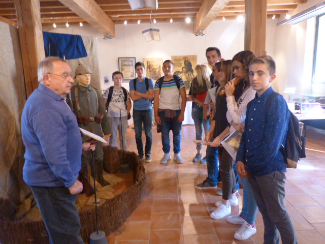 047.JPG Maurice Serres donne les explications générales sur l'exposition                  