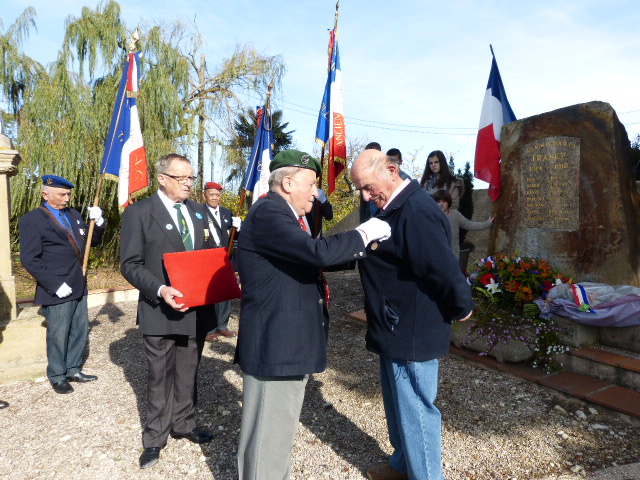 026.JPG la remise de la médaille à Georges Saint Jean