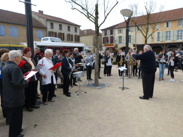 014.JPG la Ronde des notes interprête la Marseillaise