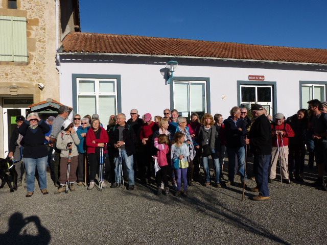 002.JPG les marcheurs se préparent au départ