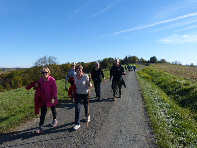021.JPG marcheurs sur le chemin de crête 