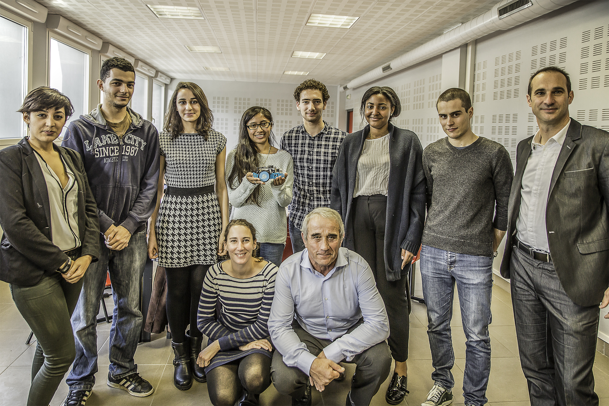 représentanate Afev Lionel Granier les 5 étudiants Joël Daste Cécile Latournerie devant bis 091215.jpg