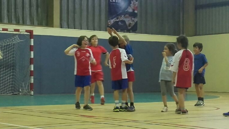 CONDOM / HANDBALL /