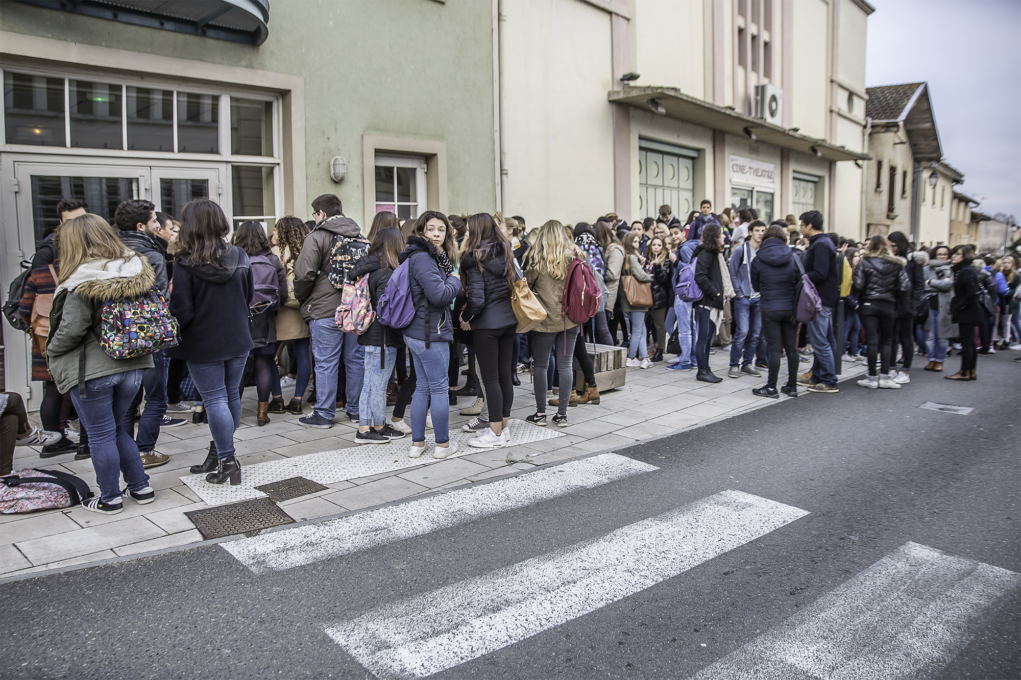 Tout le ciné attend devant le cinéma 1bis 111215.jpg