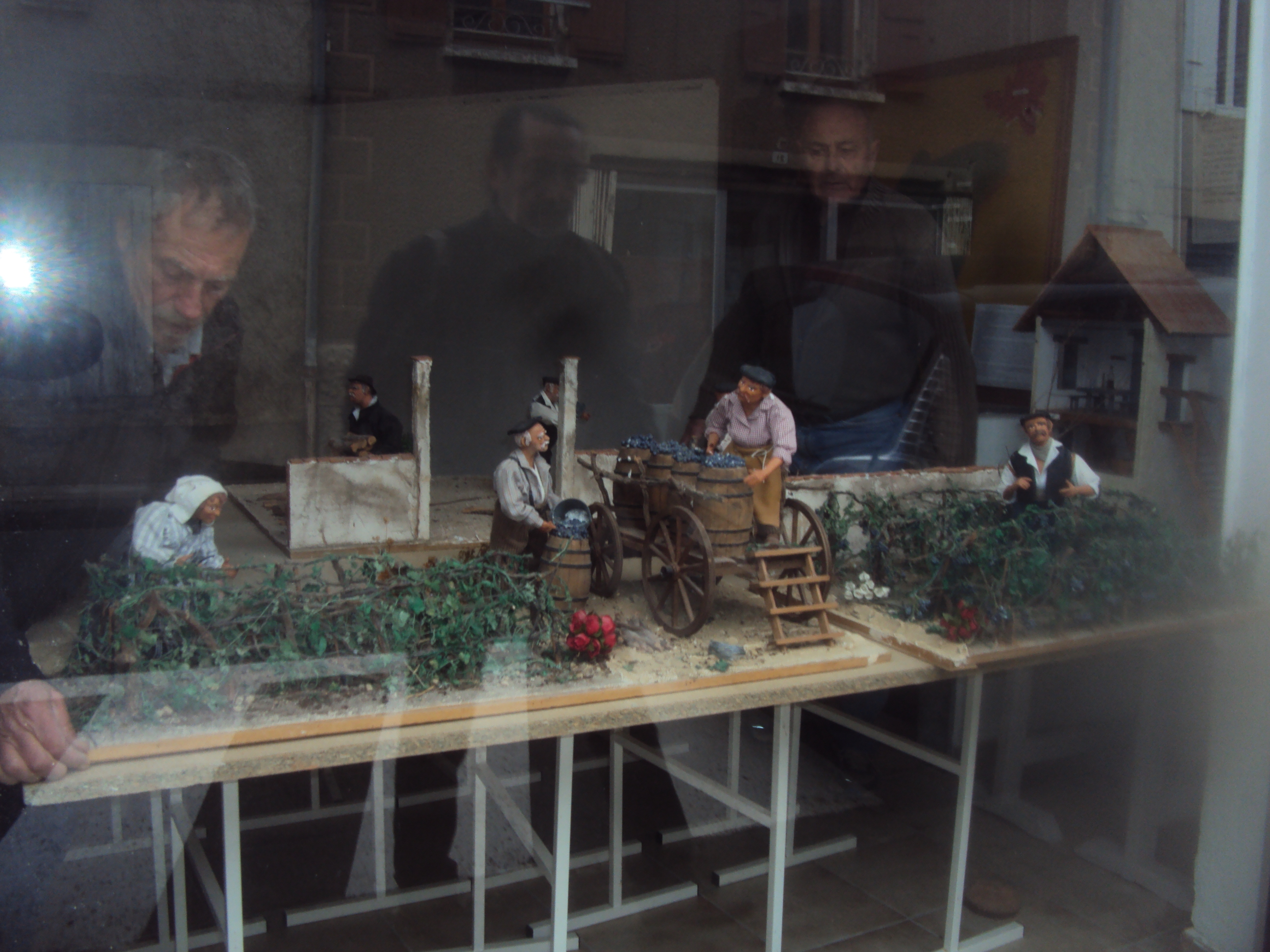 installation d'un élément du diorama sur la vendange.JPG