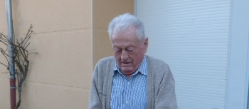 Un bénévole vigneron