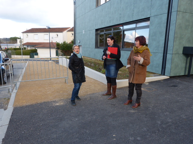 La présidente de l'association des parents d'élèves, le maire adjoint de Marciac avec le maire de Juillac