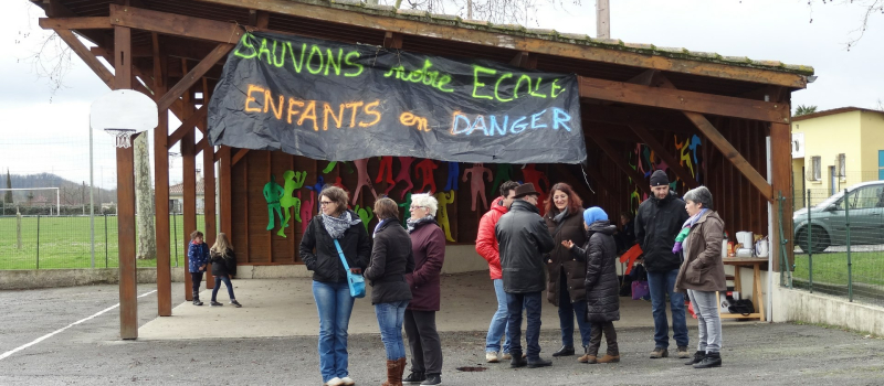 Pétition et blocage des salles de classe contre la disparition d'un poste d'enseignant