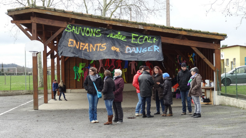 Pétition et blocage des salles de classe contre la disparition d'un poste d'enseignant