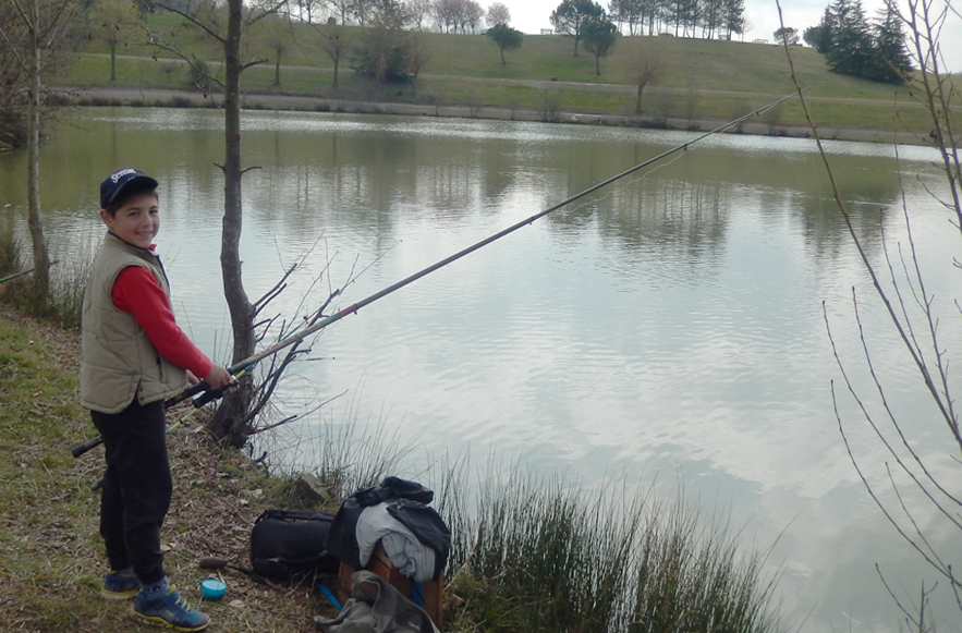 Un jeune très appliqué dans sa pêche