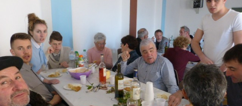les marcheurs  de Bazian sur le coteaux de Courties