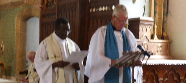 le père Ambroise Koutouan et le pasteur  John Errey