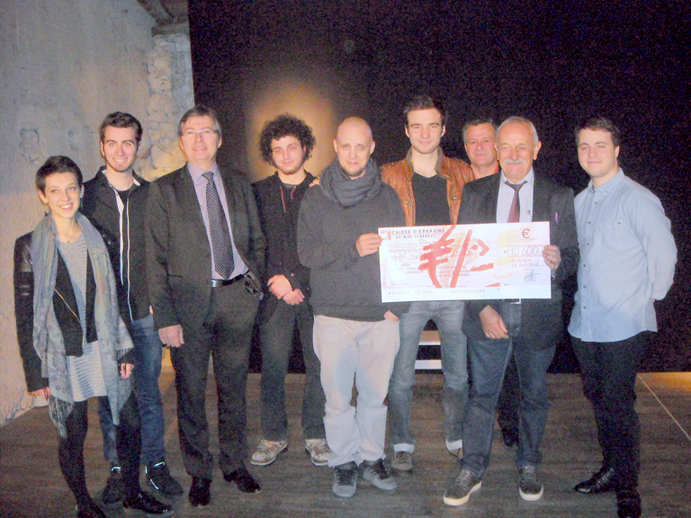 Antonio LEFEBVRE ( à gauche) et Jean René BAUFRETON ( à droite) tiennent le chèque. A  gauche, en costume cravate, Ivan FICARELLI entouré des acteurs et membres de l'association.
