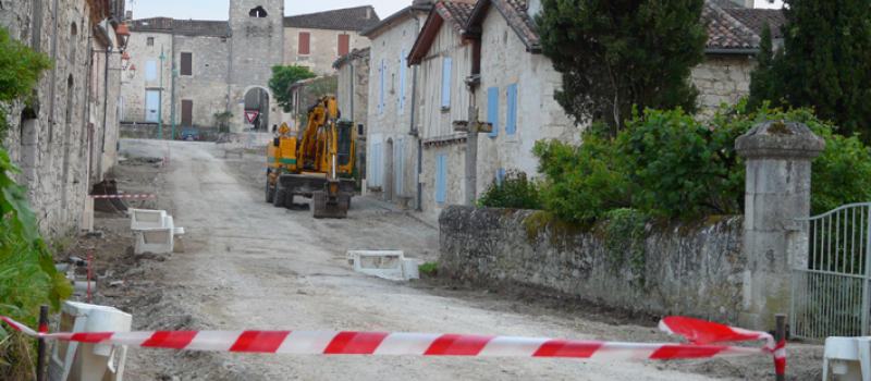 La Romieu: Les travaux de réfection de la rue DELOR ont commencé.