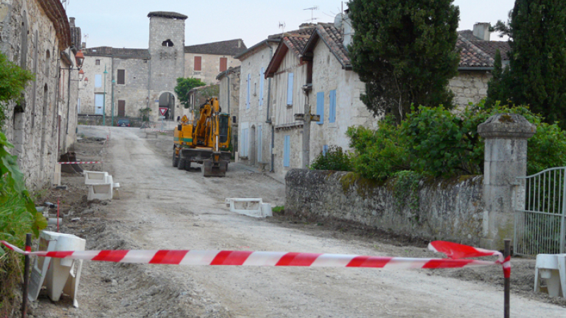 La Romieu: Les travaux de réfection de la rue DELOR ont commencé.