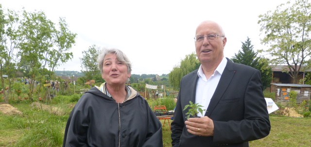 Monique de Résséguier offre un plant de tomate au maire Jean Louis Guilhaumon