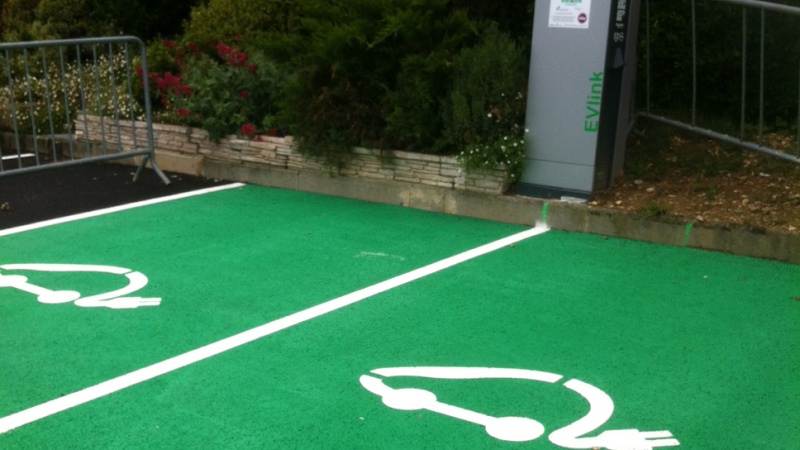 Bornes de recharge électrique pour véhicules
