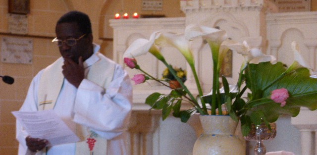 L'abbé Koutouan célèbre la messe