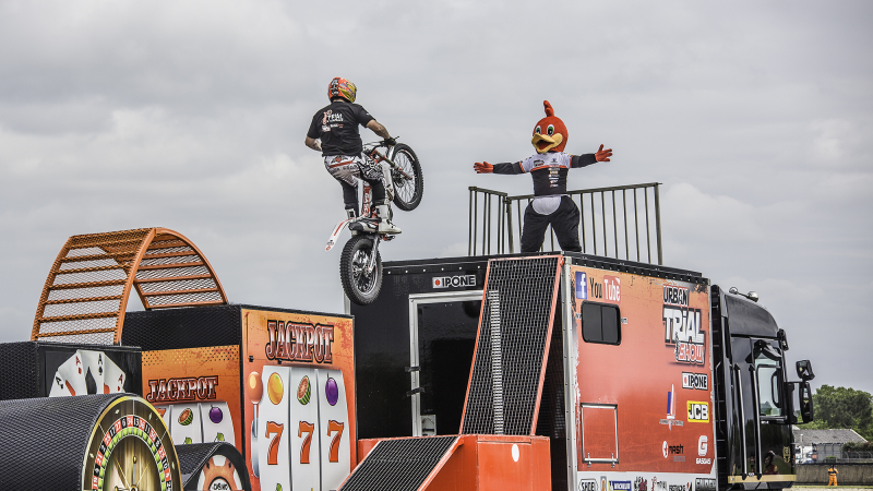 Nogaro: «Urban trial show» moto pendant la parade des camions décorés