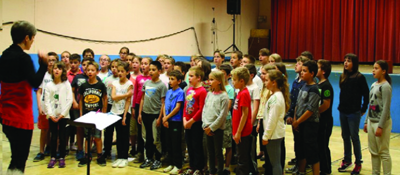 MIélan Les enfants offrent leurs chansons aux ainés