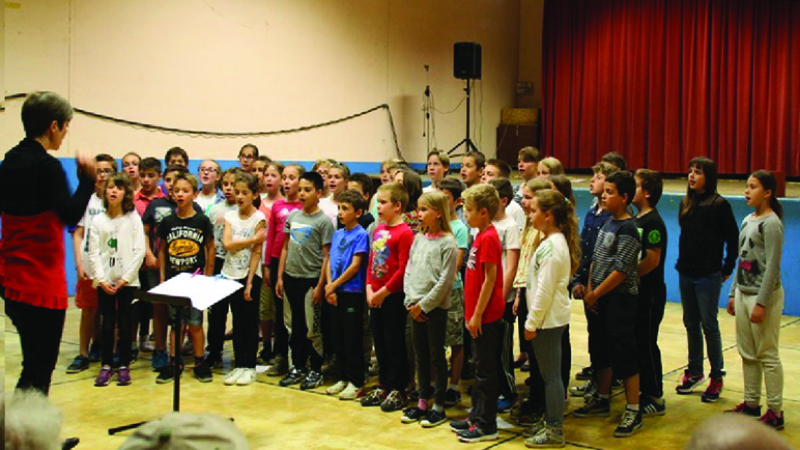 Les enfants offrent leurs plus belles chansons aux ainés