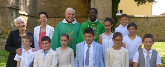 les huit jeunes avec l'abbé Koutouan Le diacre fornerod et Simone et Hélène qui les ont préparé