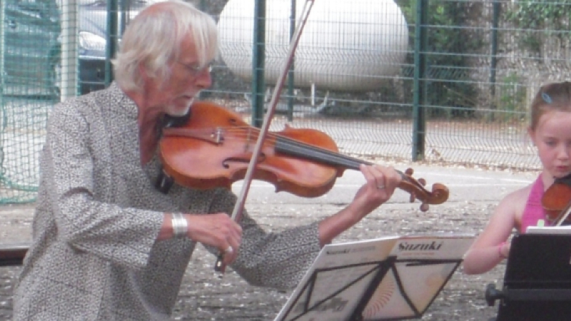 Les motivés charmés par la jeune violoniste