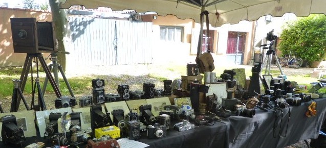 un stand d'appareils photos