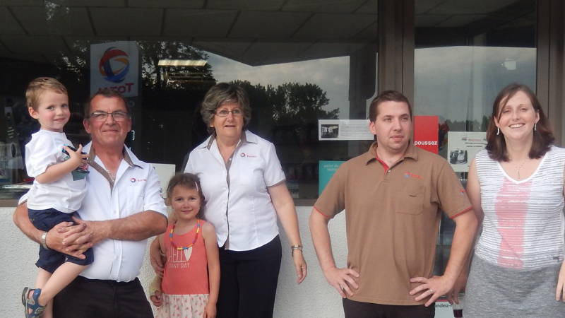 Passation de pouvoirs de père en fils à la station service Total.